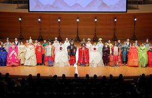 多彩なショーが会場を盛り上げた韓日ハンガウィ祭り＝２６日、新潟市中央区