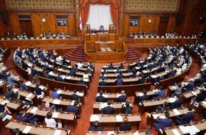 ガソリン税に上乗せされる暫定税率の廃止法が可決、成立した参院本会議=28日午前