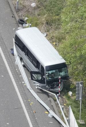 福島県郡山市の磐越自動車道でガードレールに衝突したマイクロバス=6日