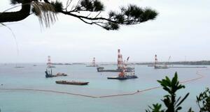 米軍普天間飛行場の移設に向けた工事が進む沖縄県名護市辺野古沖の大浦湾=28日午前