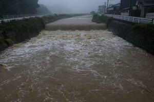 男女2人が流されたと通報のあった福岡県福津市の西郷川=11日