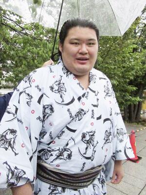 報道陣の取材に応じ、飲酒問題について謝罪した大の里=4月24日、両国国技館