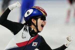 ショートトラック女子3000メートルリレーで優勝し、喜ぶ韓国のキム・ギルリ=18日、ミラノ(AP=共同)