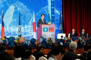 　２８日、台北で行われたアジア・太平洋国会議員連合総会の開幕式であいさつする台湾の頼清徳総統（総統府提供・共同）