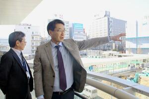 JR新潟駅や駅前の万代広場を視察する中原八一市長(右)=3月24日、新潟市中央区