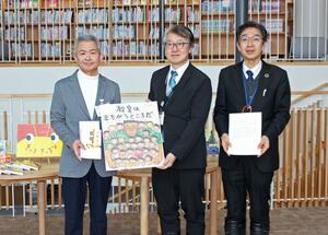 1月下旬に行われた魚沼市立図書館への贈呈式＝魚沼市小出島