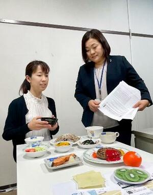 栄養バランスと減塩のために、料理をどう組み合わせるべきかを話し合う奈良女子大の高地リベカ教授(右)と大学院生の山岸万里菜さん=同教授提供