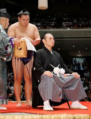 引退相撲の断髪式で横綱豊昇龍にはさみを入れられる元大関貴景勝の湊川親方=4日、両国国技館