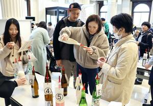 上越地域の新酒を飲み比べたイベント=3月29日、上越市本町3