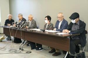 会見で伊藤信太郎環境相との懇談を求める新潟水俣病の患者団体のメンバー=10日、新潟県庁