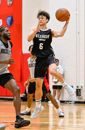若手主体のNBAロケッツとの練習試合でプレーするBリーグ選抜の加藤=ラスベガス((C)B.LEAGUE・共同)
