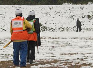 行政、警察、猟友会が行った緊急銃猟の訓練＝柏崎市高柳町岡野町