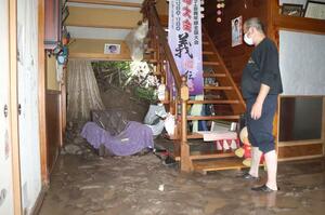 土砂が流れ込んで損壊した住宅=12日、佐渡市杉野浦