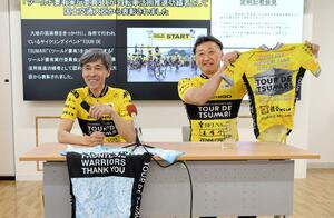 国交相表彰を喜ぶ伊藤さん(左)と小針さん=十日町市役所