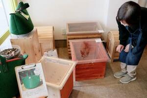 　バッグ型（左上）などさまざまな形のコンポスト＝１月、東京都稲城市