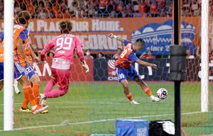 前半８分、新潟の小野裕二が押し込み１－０と先制＝デンカビッグスワン　