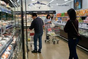 米中西部イリノイ州シャンバーグの食料品店で買い物する客=5月(AP=共同)