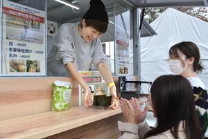 「おにぎり&ミュージックフェス」でおにぎりを購入するフェス参加者=10月26日、南魚沼市浦佐の八色の森公園