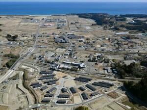 福島県双葉町の町営住宅(手前)。中央はJR双葉駅=2月