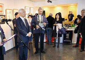 パリで開催された蕗谷虹児の特別展のレセプションであいさつをする蕗谷龍夫さん（左）＝２０１５年５月、パリ