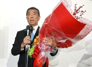 宮城県知事選で6選を決め、支持者にあいさつする村井嘉浩氏=2025年10月26日、仙台市