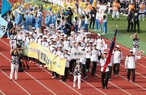 旗手の古俣聖を先頭に入場行進する新潟県選手団=佐賀市SAGAスタジアム