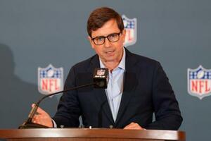 　記者会見で発言する国際担当のＮＦＬ幹部、オライリー氏＝１９日（ＡＰ＝共同）