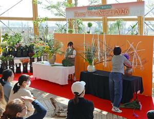「花いけバトル」の体験会に挑戦する参加者ら=新潟市中央区清五郎