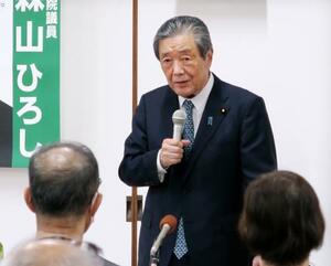 鹿児島県鹿屋市で講演する自民党の森山幹事長=30日午後