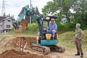 塩沢商工高校で行われた仮設道路を造る実習＝南魚沼市泉盛寺
