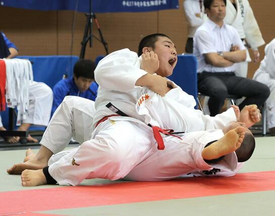 柔道男子団体決勝 開志国際の木村が一本を決める=新発田市カルチャーセンター
