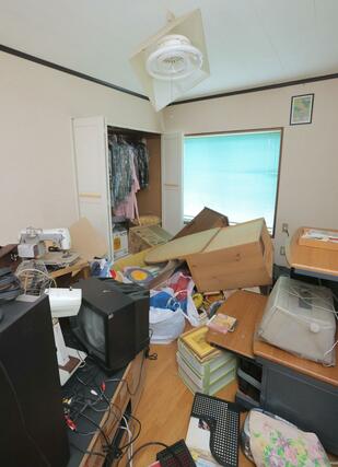 地震の揺れで物が散乱した住宅＝１月２日、糸魚川市