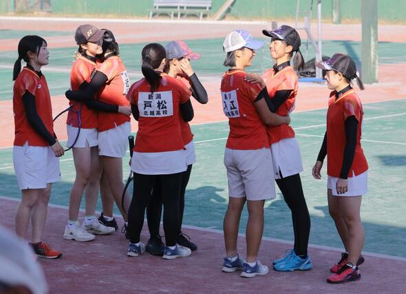 ソフトテニス女子団体で優勝し喜ぶ北越の選手たち＝５月３１日、新潟市庭球場