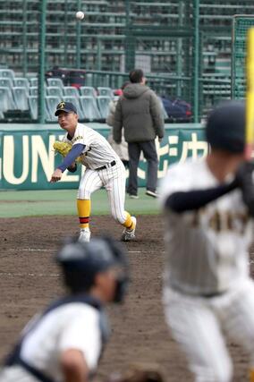 新ユニホームを着て練習する帝京長岡の主戦工藤壱朗=15日、甲子園