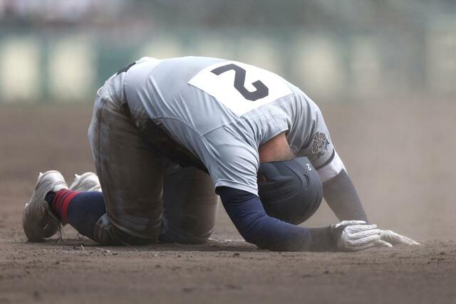 中越－関東第一　９回中越１死一塁、仲丸陽大が決死のヘッドスライディングも及ばず併殺に倒れ試合終了。一塁ベース付近でうずくまる＝甲子園