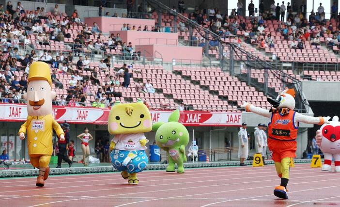 ご当地キャラクターらが競った「ゆるキャラ５０メートル」。レルヒさんやえちゴンらが走る中、新潟アルビレックスＢＢのアルードくん（手前右）が優勝した＝デンカビッグスワン