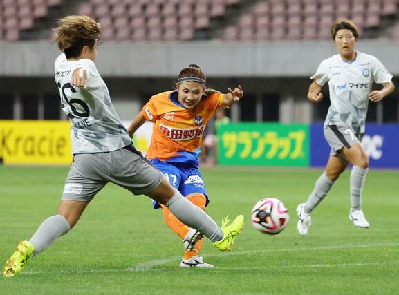 新潟L-マイナビ仙台 前半、MF滝川結女がシュートを放つ=ビッグスワン