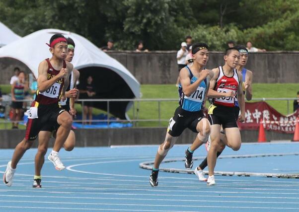 男子200メートルで優勝した胎内中条の八幡歩真(中央) =新発田市