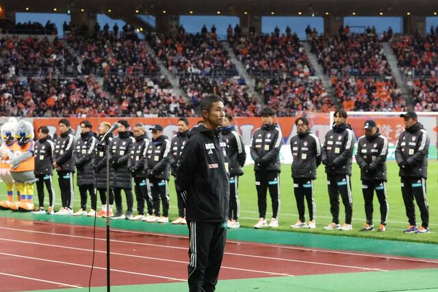 ホーム最終戦後、サポーターにあいさつする松橋力蔵監督=11月30日、新潟市中央区