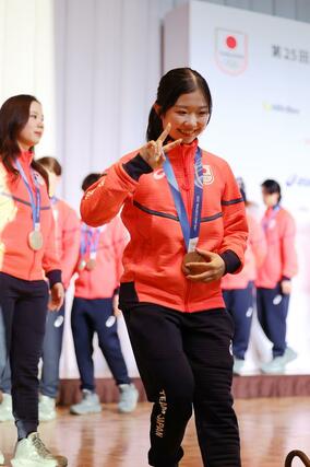 退場時にピースサインをする中井亜美選手＝東京都内のホテル