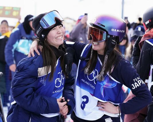 女子スロープスタイルでメダル獲得を確信し、笑顔の深田茉莉（左）と村瀬心椛＝リビーニョ（共同）