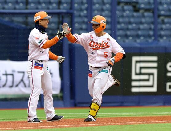 ２回裏無死走者無し、本塁打を放ち、笑顔でダイヤモンドを回る４番大川陽大＝エコスタ（写真映像部・立川悠平）