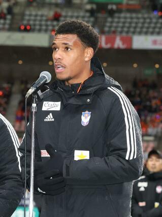 感謝を述べるＦＷグスタボ・ネスカウ＝ビックスワン