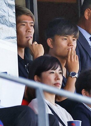 日本－ガーナ戦を観戦する冨安（左上）と久保＝金沢ゴーゴーカレースタジアム