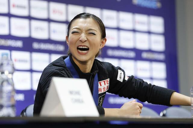 女子ＳＰで首位に立ち、記者会見する坂本花織＝プラハ（共同）