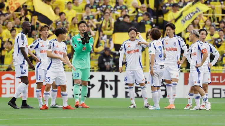 前半、同点とされ互いにコミュニケーションをとる新潟イレブン=三協フロンテア