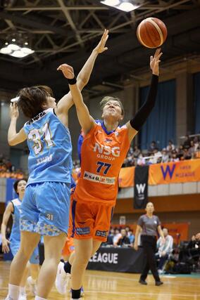 新潟-姫路 ゴール下でシュートを放つ金澤英果=白根カルチャーセンター(写真映像部・金子悟)