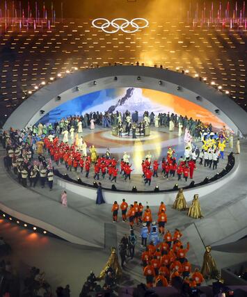 ミラノ・コルティナ冬季五輪の閉会式で入場する各国・地域の選手団。中央は日本選手団＝２２日、イタリア・ベローナ（代表撮影・共同）