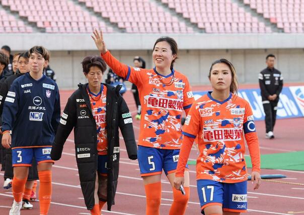 試合を終えサポーターに笑顔を見せるＭＦ川村優理ら＝デンカビッグスワン