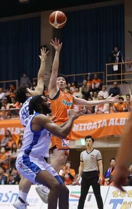 新潟－湘南　第４クオーター、濱田貴流馬が決めて６２－５５＝新潟市鳥屋野総合体育館